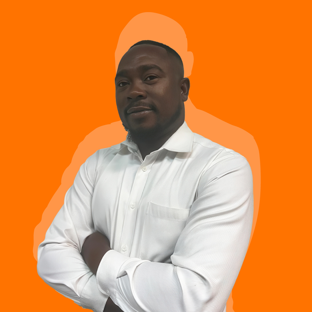 José Júlio, profissional do Departamento Comercial do Entreposto Comercial do Benvindo (ECB), com fundo laranja institucional.