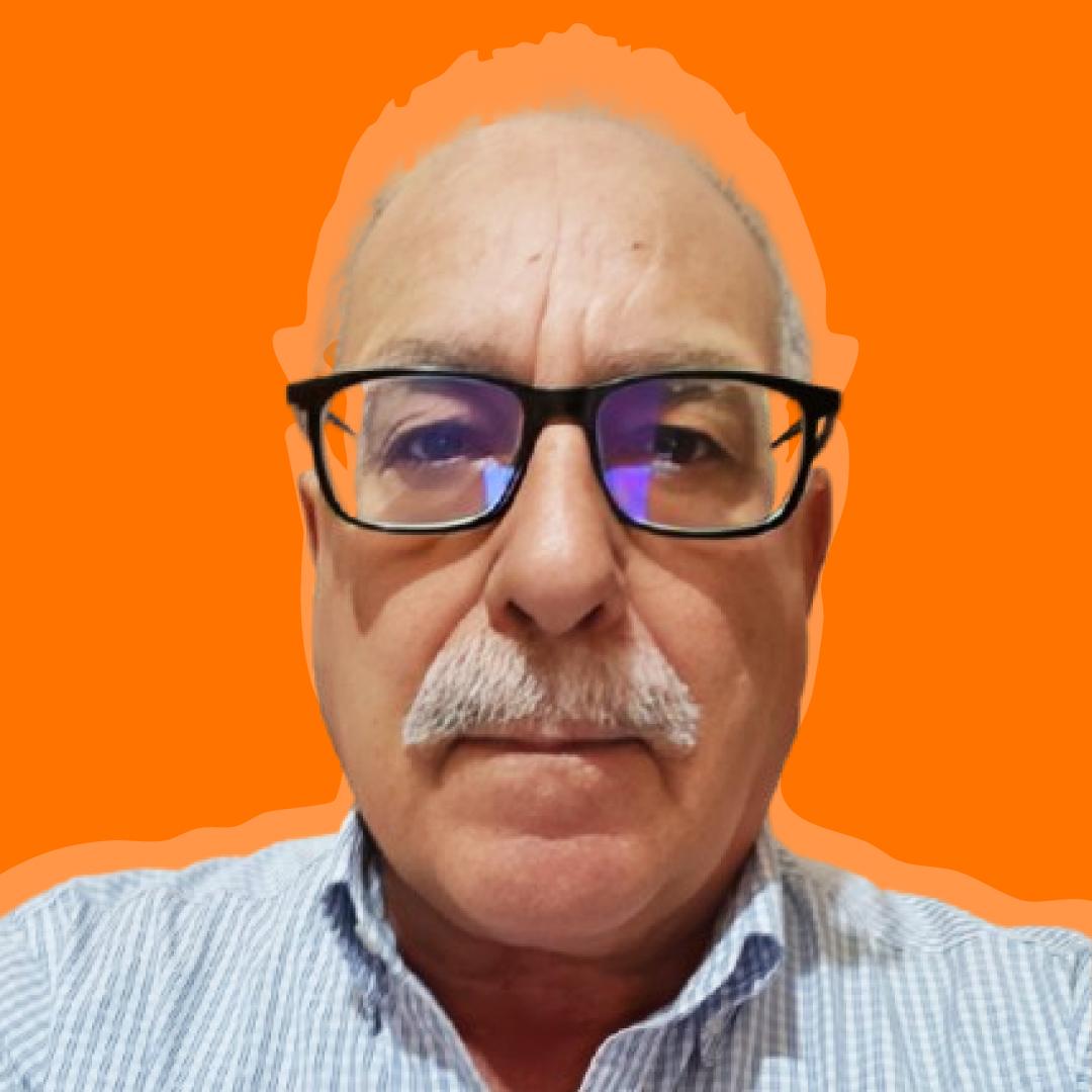 Paulo Morais, membro do Departamento Comercial do Entreposto Comercial do Benvindo, com camisa e óculos, sobre fundo laranja institucional.