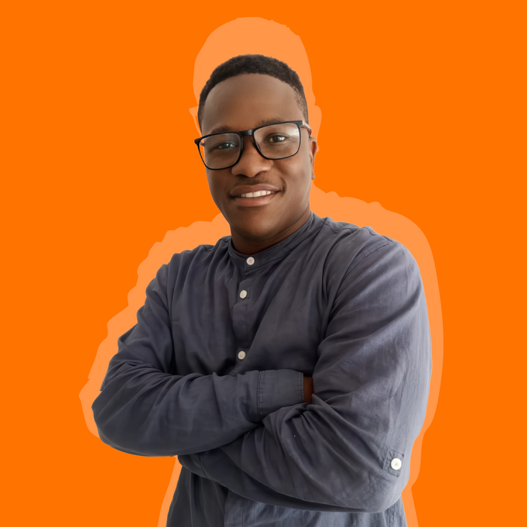 Edson Jorge, colaborador do Departamento Comercial do Entreposto Comercial do Benvindo (ECB), com fundo laranja institucional.