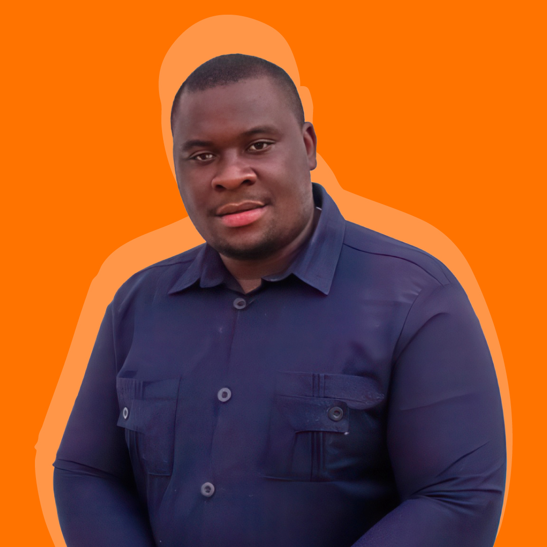 Filipe Camilo, colaborador do Departamento de Recursos Humanos do Entreposto Comercial do Benvindo, com camisa azul escura, sobre fundo laranja institucional.