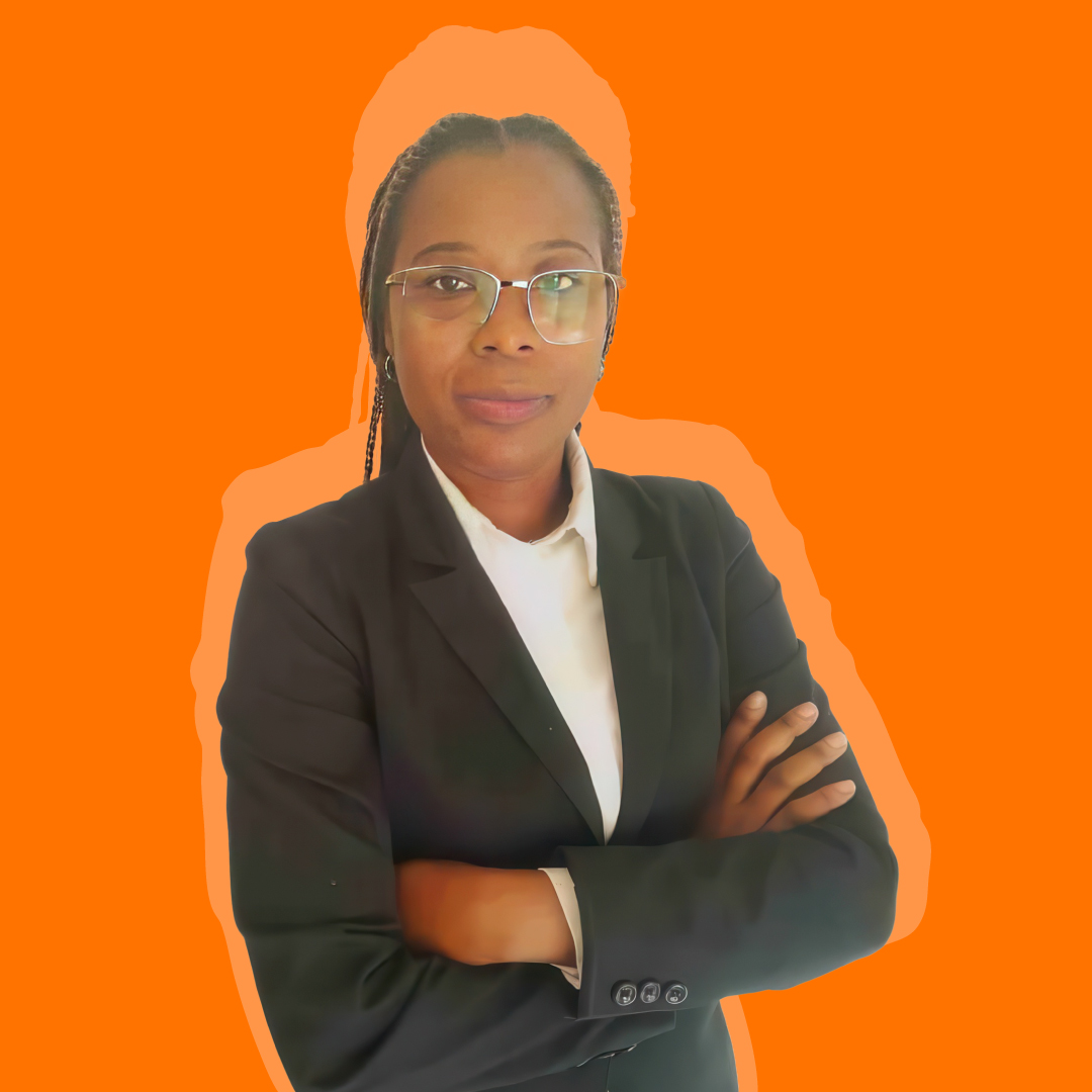 Domingas Casale, colaboradora do Departamento Financeiro do Entreposto Comercial do Benvindo, com blazer preto e camisa branca, usando óculos, sobre fundo laranja institucional.