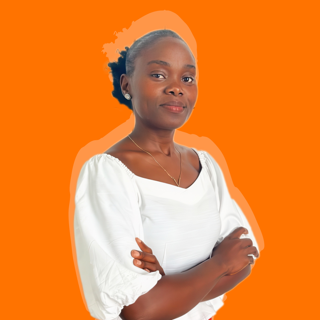 Sandra Miguel, colaboradora do Departamento Administrativo do Entreposto Comercial do Benvindo (ECB), com fundo laranja institucional.